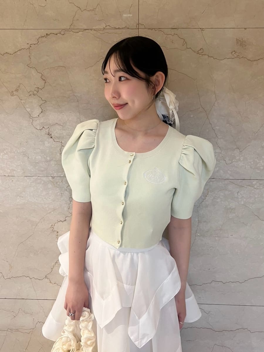 ホワイト系のスカート、イエロー系のカーディガン/ボレロ、ブラウン系のパンプスを着用したレディースの春コーディネートの6枚目の写真