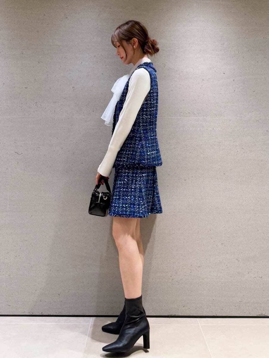 ホワイト系のその他アウター、ブルー系のその他アウター、ホワイト系のニット/セーターを着用したレディースの秋コーディネートの2枚目の写真