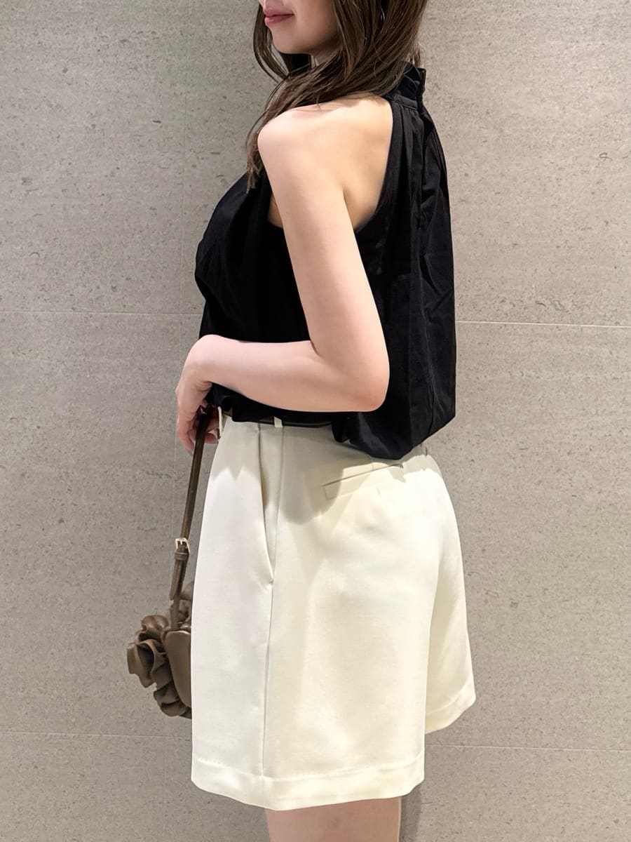 ブラウン系のハンドバッグ、ホワイト系のその他パンツ、ブラック系のTシャツ/カットソーを着用したレディースの夏コーディネートの6枚目の写真
