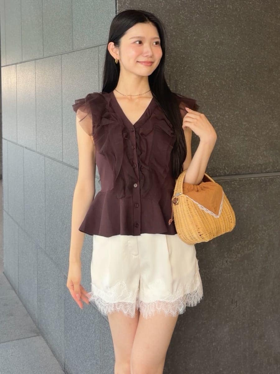 ブラウン系のかごバッグ、ブラウン系のニット/セーター、ホワイト系のその他パンツを着用したレディースの夏コーディネートの2枚目の写真