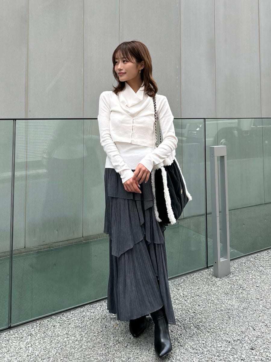 ホワイト系のニット/セーター、その他のスカート、ブラック系のブーツを着用したレディースの秋コーディネートの2枚目の写真