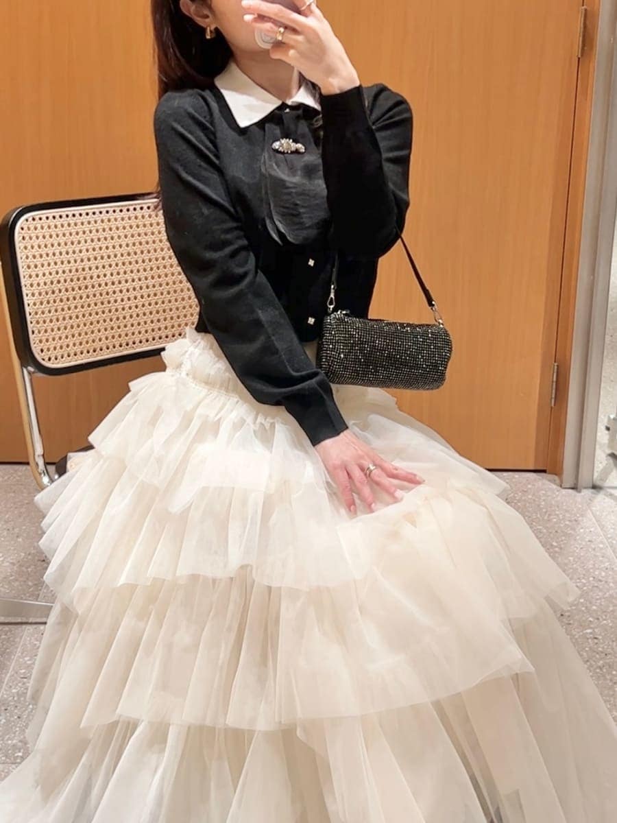 ブラック系のカーディガン/ボレロを着用したレディースの冬コーディネートの6枚目の写真