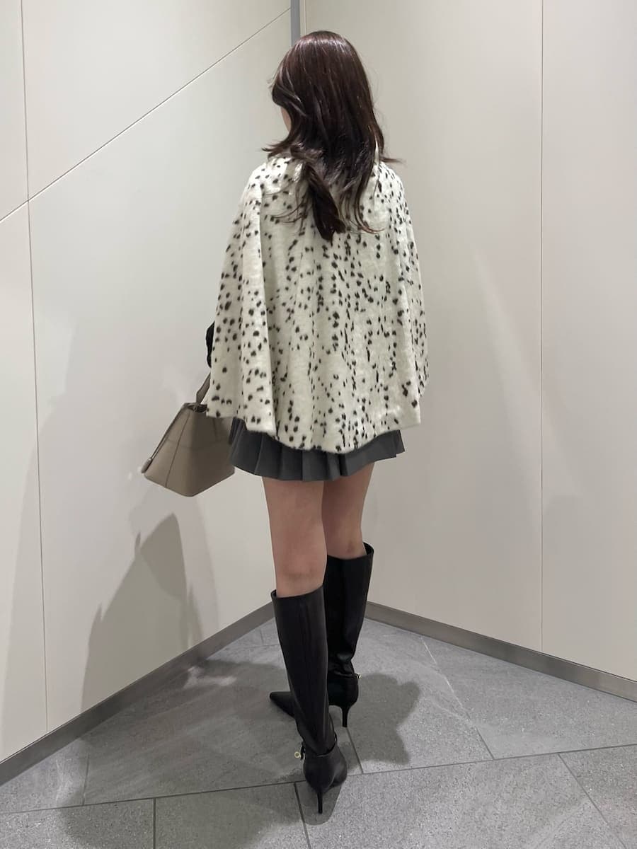 その他のチェスターコート、グレー系のその他パンツ、ブラウン系のブーツを着用したレディースの秋コーディネートの3枚目の写真