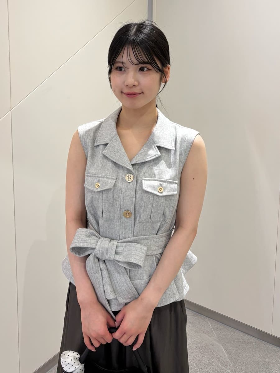 ブラウン系のサンダル、その他のハンドバッグ、グレー系のワンピースを着用したレディースの夏コーディネートの6枚目の写真