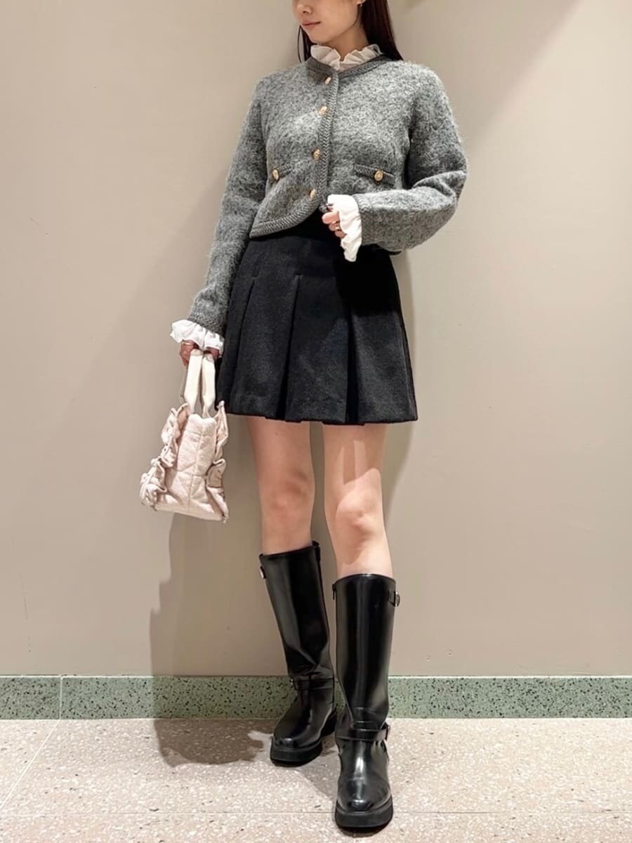 グレー系のノーカラージャケット、ブラック系のスカート、ピンク系のハンドバッグを着用したレディースの秋コーディネートの2枚目の写真