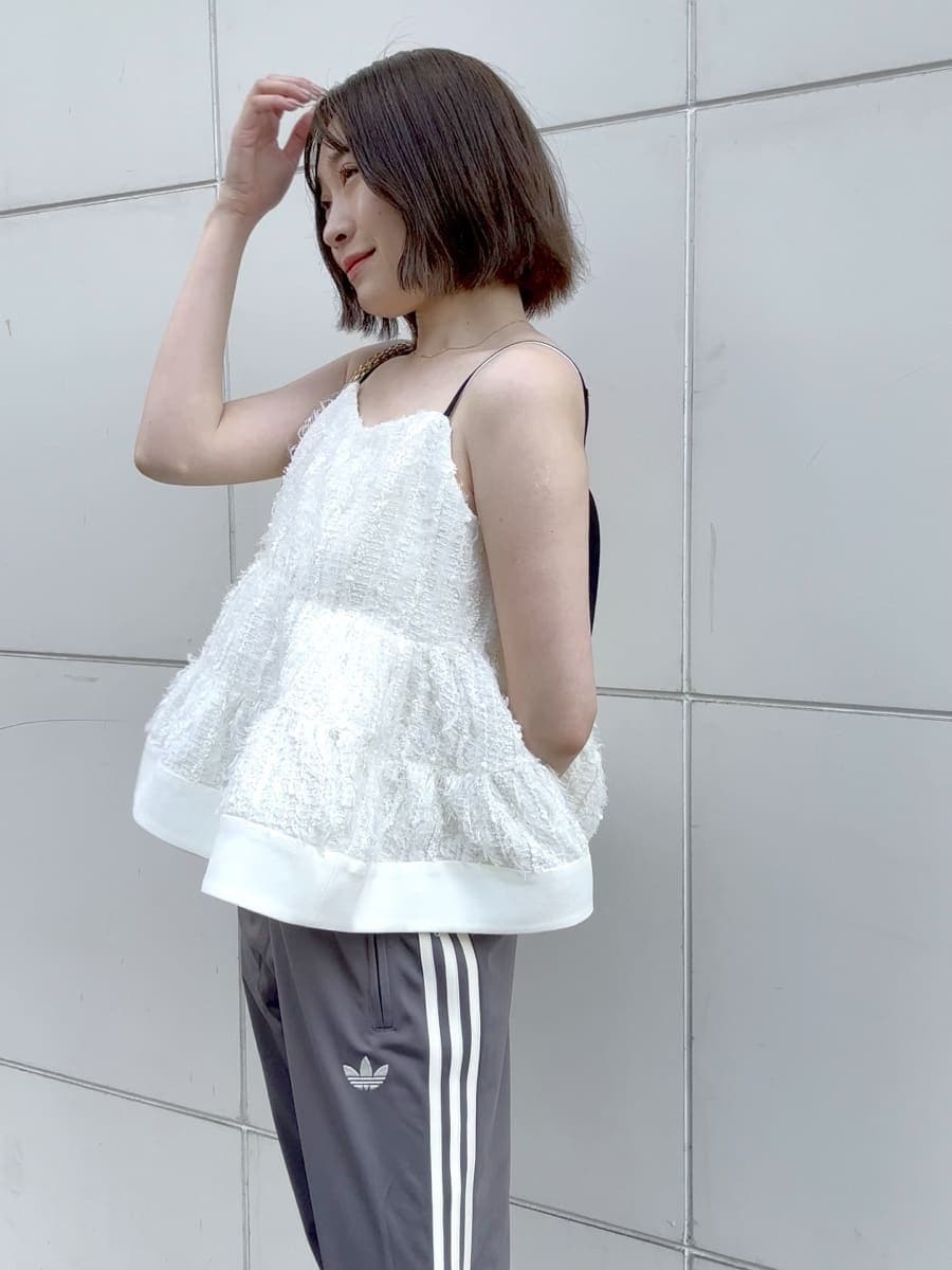 ホワイト系のその他トップス、グレー系のその他パンツ、ブラック系のパンプスを着用したレディースの冬コーディネートの7枚目の写真