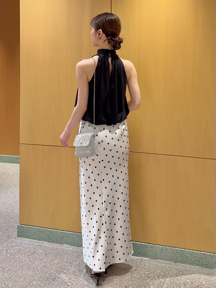 ブラック系のパンプス、その他のスカートを着用したレディースの春コーディネートの3枚目の写真