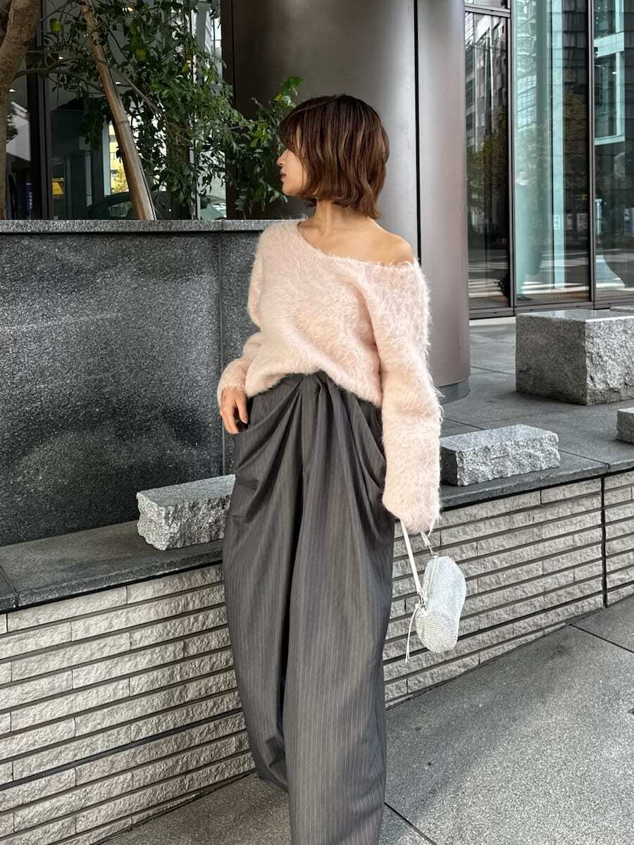 ピンク系のニット/セーター、グレー系のその他パンツを着用したレディースの冬コーディネートの3枚目の写真