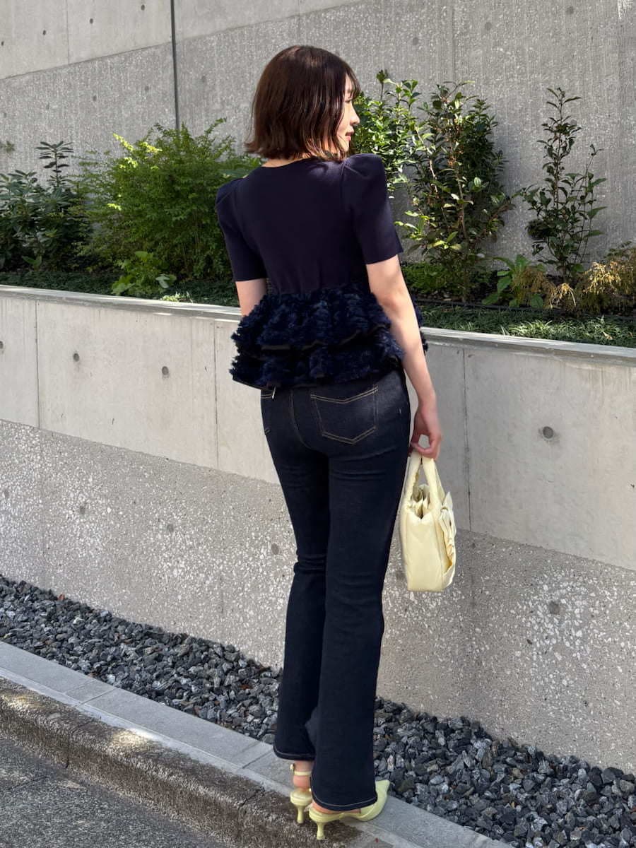 ブルー系のその他パンツ、ブルー系のニット/セーター、イエロー系のパンプスを着用したレディースの春コーディネートの5枚目の写真