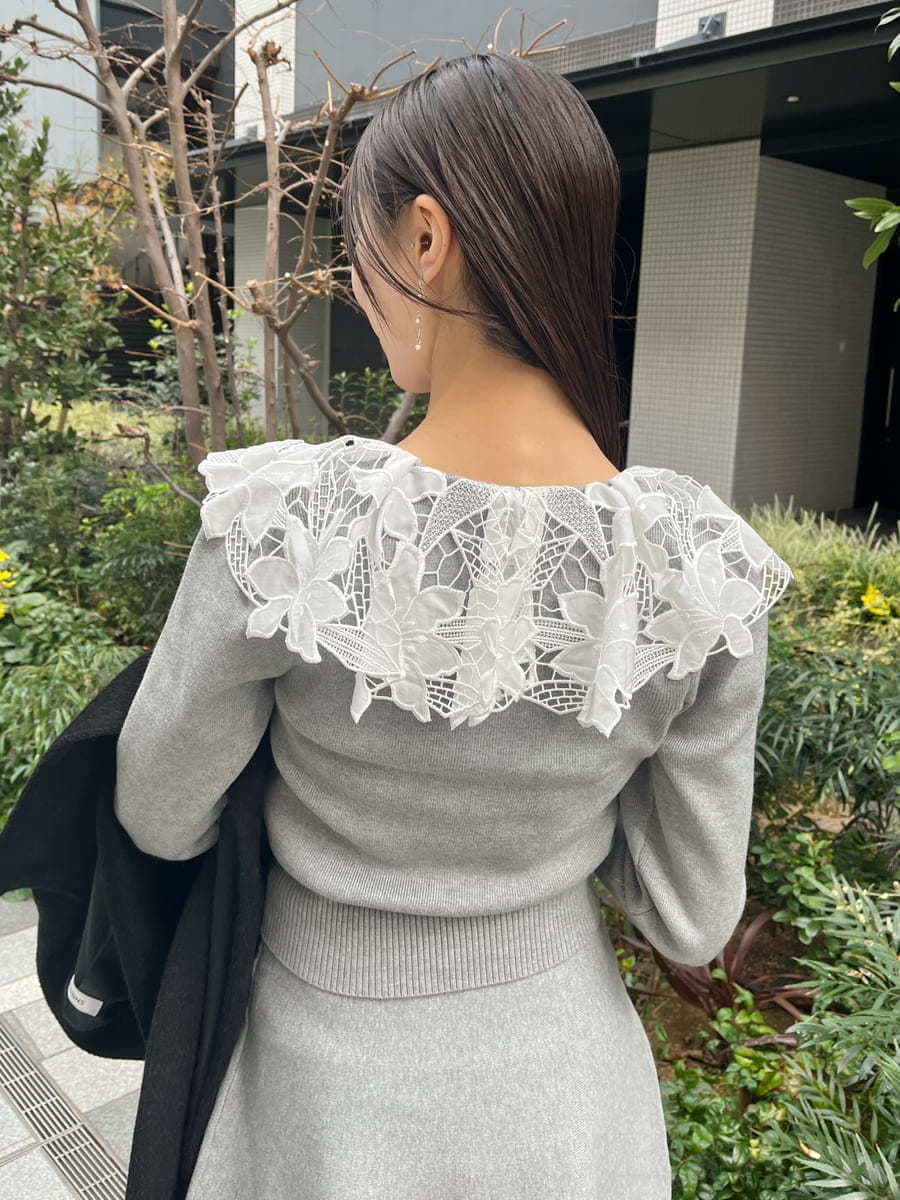 ブラック系のチェスターコート、グレー系のワンピースを着用したレディースの冬コーディネートの10枚目の写真