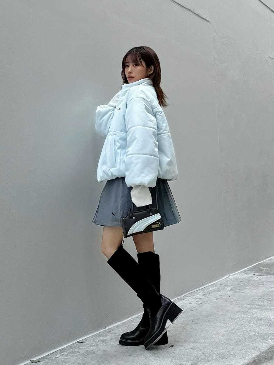 ホワイト系のニット/セーターを着用したレディースの秋コーディネートの3枚目の写真