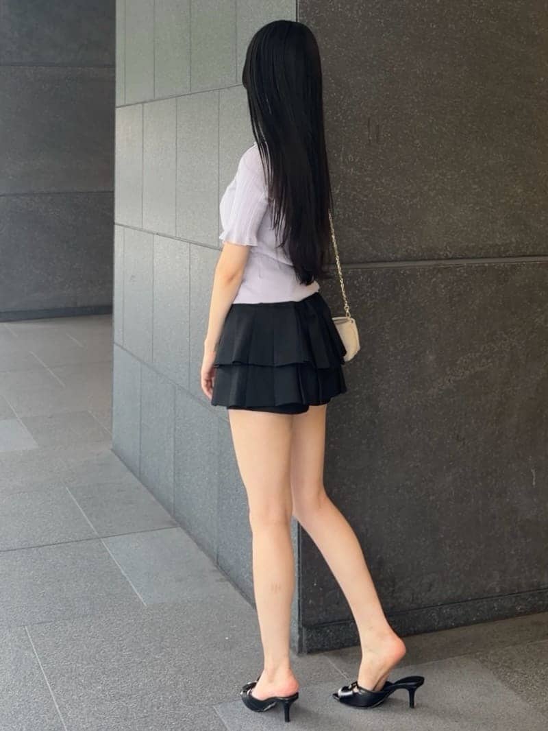 ブラック系のその他パンツ、ブラック系のサンダルを着用したレディースの夏コーディネートの5枚目の写真