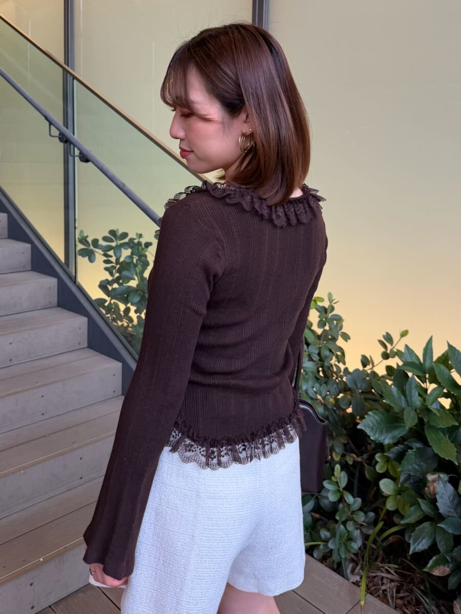 ブラック系のその他パンツ、ブラウン系のニット/セーター、ブラック系のブーツを着用したレディースの夏コーディネートの5枚目の写真