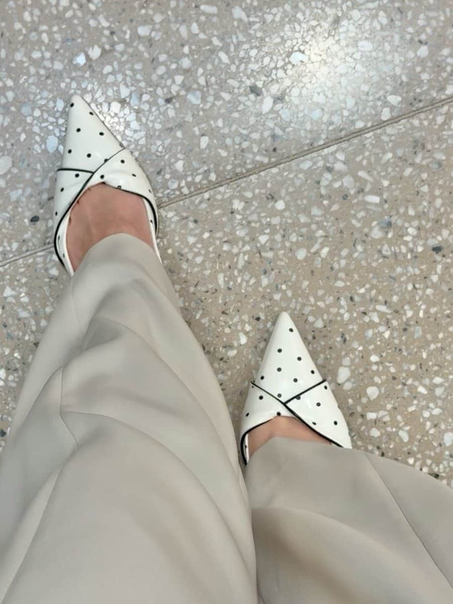 その他のパンプス、ホワイト系のハンドバッグを着用したレディースの冬コーディネートの9枚目の写真