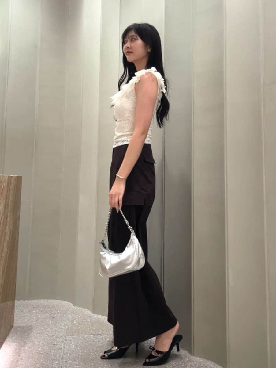 シルバー系のショルダーバッグ、ブラウン系のその他パンツ、ホワイト系のTシャツ/カットソーを着用したレディースの夏コーディネートの4枚目の写真