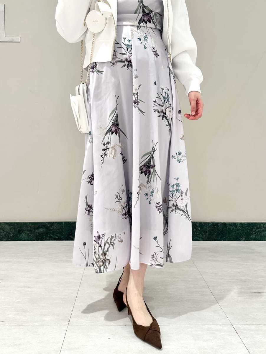 ホワイト系のパーカー、パープル系のワンピース、ブラウン系のパンプスを着用したレディースの冬コーディネートの3枚目の写真