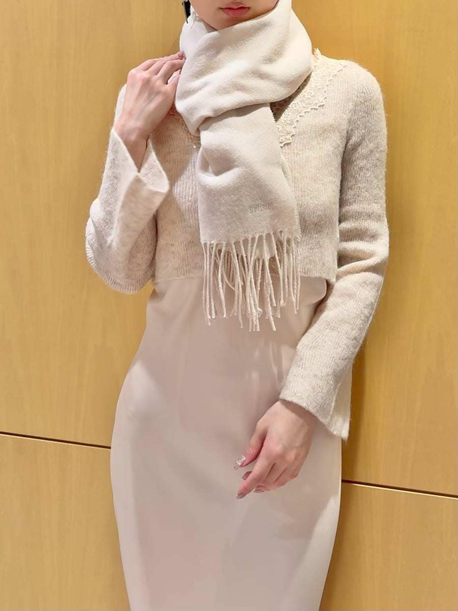 レッド系のブーツ、ピンク系のハンドバッグ、ピンク系のワンピースを着用したレディースの秋コーディネートの6枚目の写真