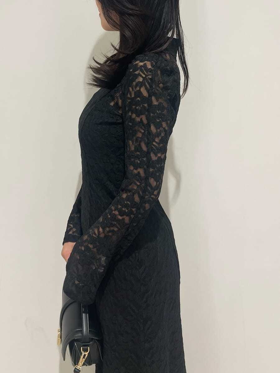 ブラック系のブーツ、ブラック系のハンドバッグ、ブラック系のワンピースを着用したレディースの冬コーディネートの4枚目の写真