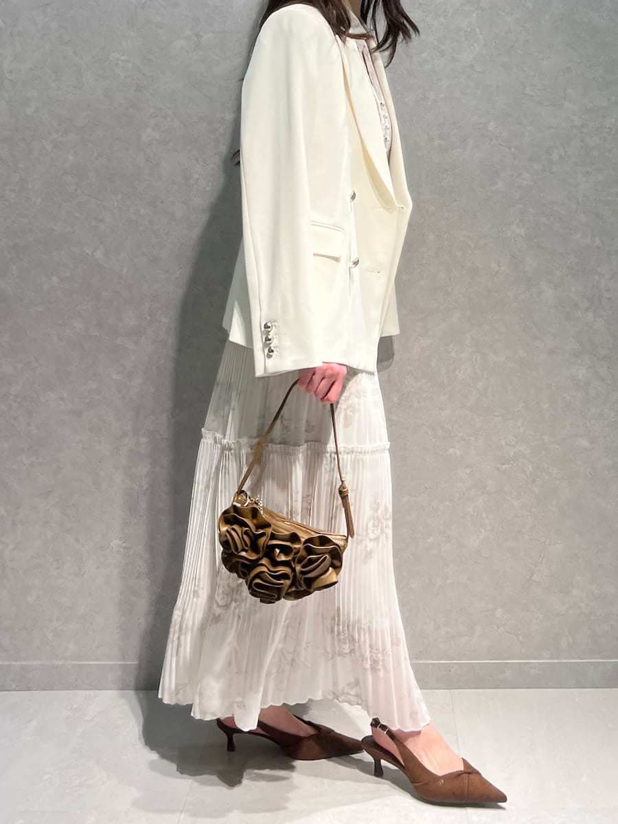 ホワイト系のテーラードジャケット、ピンク系のワンピース、ブラウン系のパンプスを着用したレディースの春コーディネートの8枚目の写真