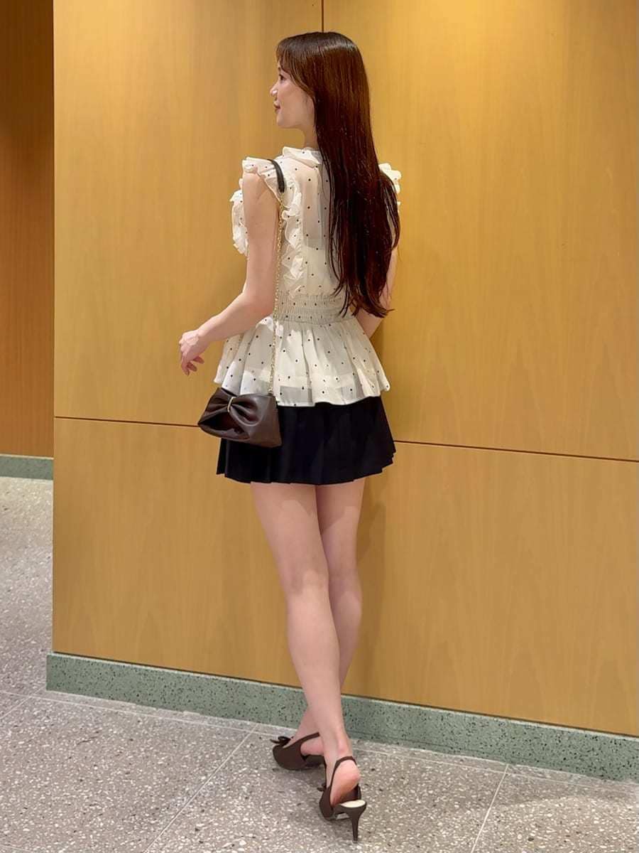 その他のシャツ/ブラウス、ブラック系のその他パンツを着用したレディースの夏コーディネートの5枚目の写真