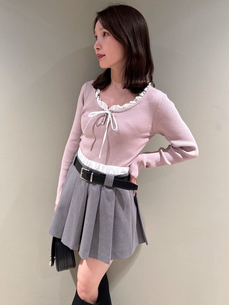 グレー系のテーラードジャケット、ピンク系のニット/セーター、グレー系のその他パンツを着用したレディースの秋コーディネートの4枚目の写真