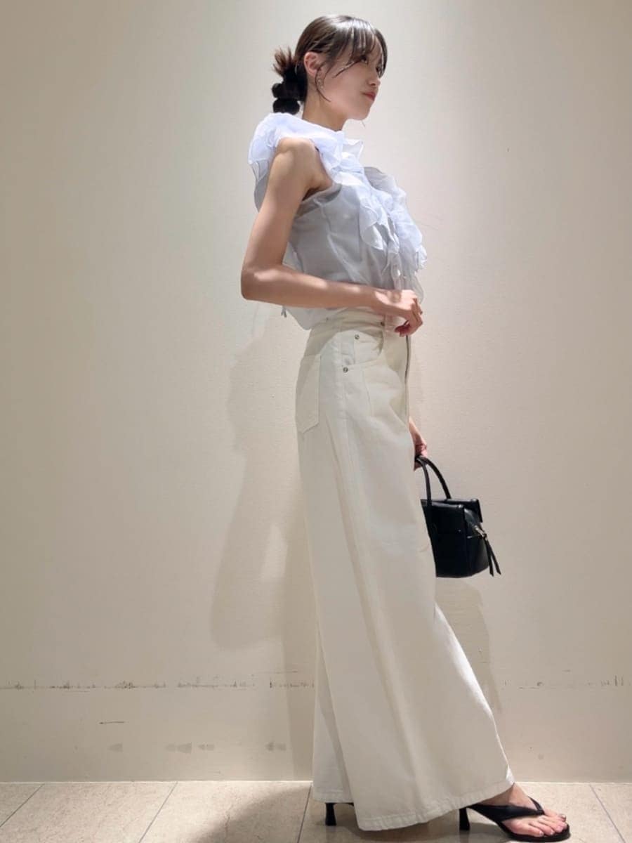 ホワイト系のデニムパンツ、ブラック系のボストンバッグ、ブルー系のシャツ/ブラウスを着用したレディースの夏コーディネートの4枚目の写真