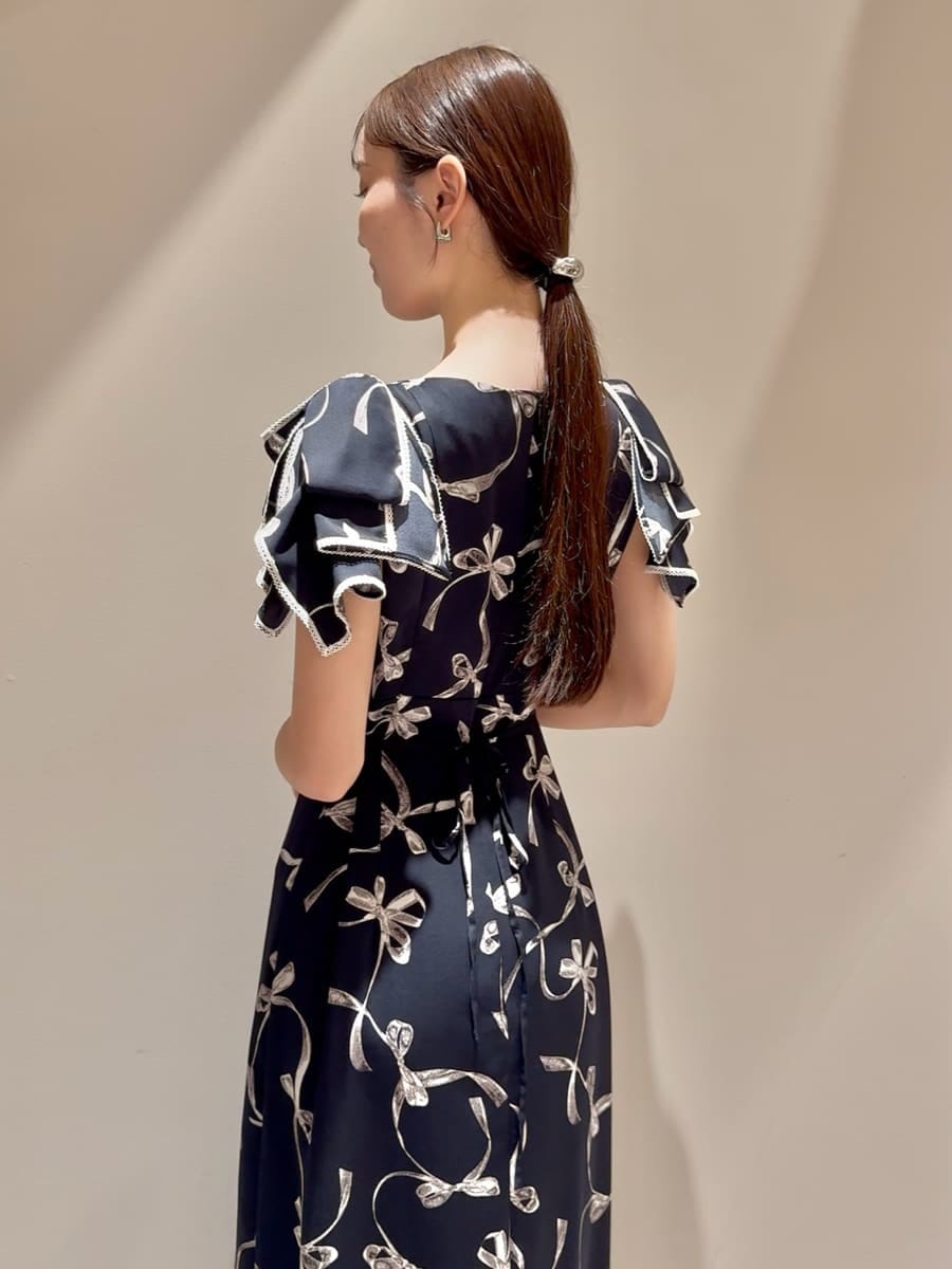 ブルー系のワンピース、ブラック系のブーツ、ブラック系のショルダーバッグを着用したレディースの秋コーディネートの5枚目の写真