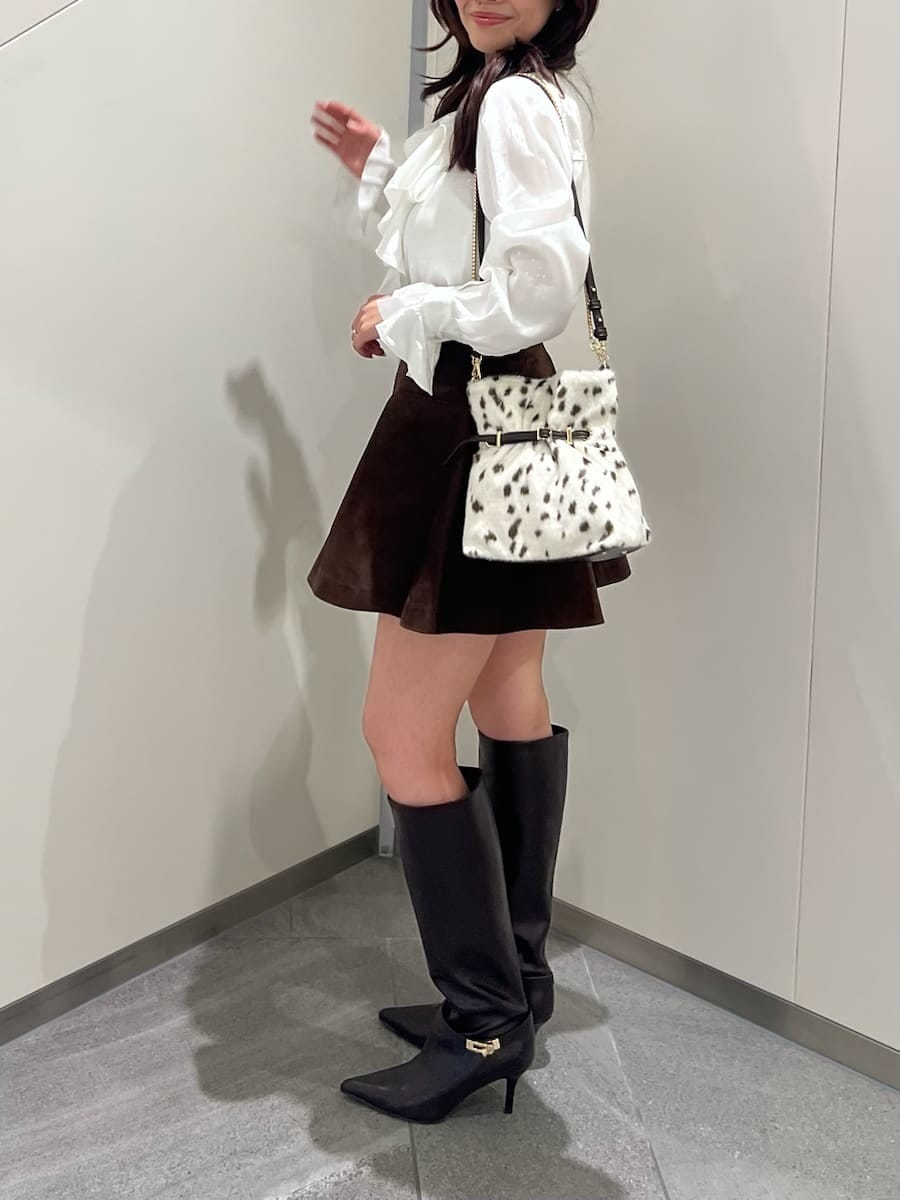 ブラウン系のノーカラージャケット、ブラウン系のその他パンツ、ホワイト系のシャツ/ブラウスを着用したレディースの秋コーディネートの6枚目の写真
