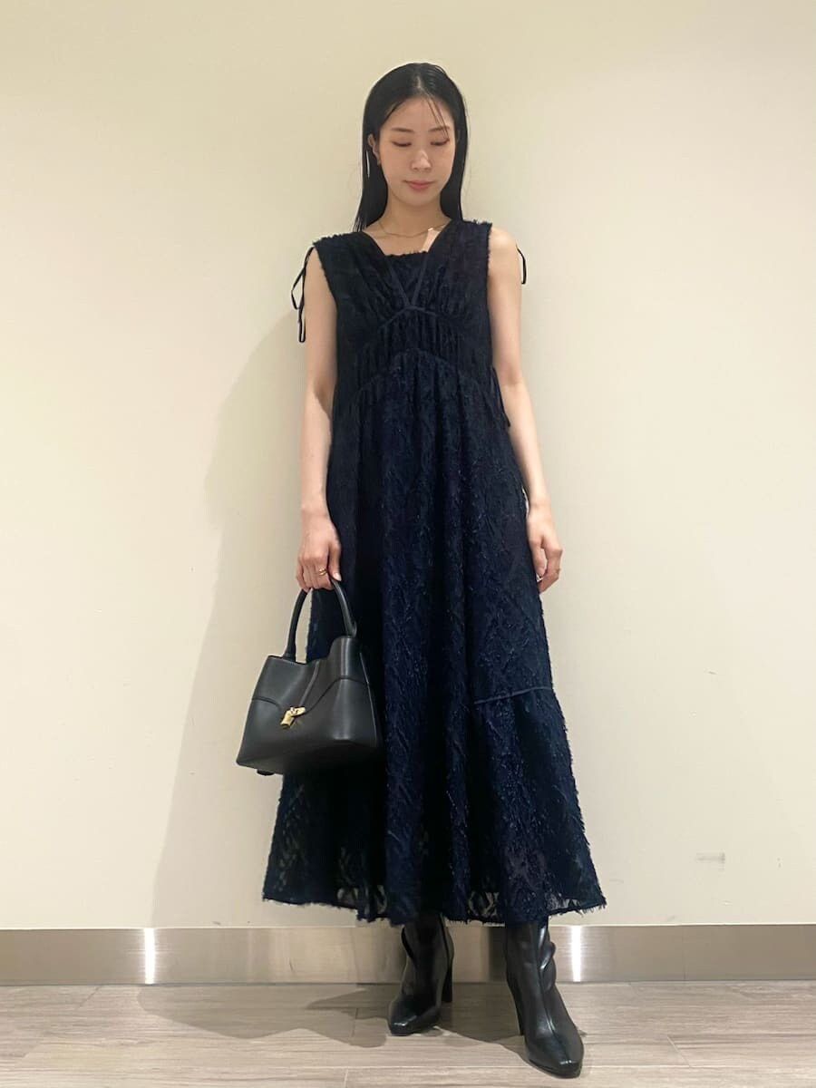 ブルー系のワンピース、ブラック系のブーツ、ブラック系のショルダーバッグを着用したレディースの秋コーディネートの4枚目の写真