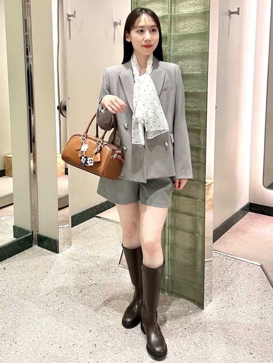 グレー系のテーラードジャケット、その他のシャツ/ブラウス、イエロー系のボストンバッグを着用したレディースの冬コーディネートの2枚目の写真