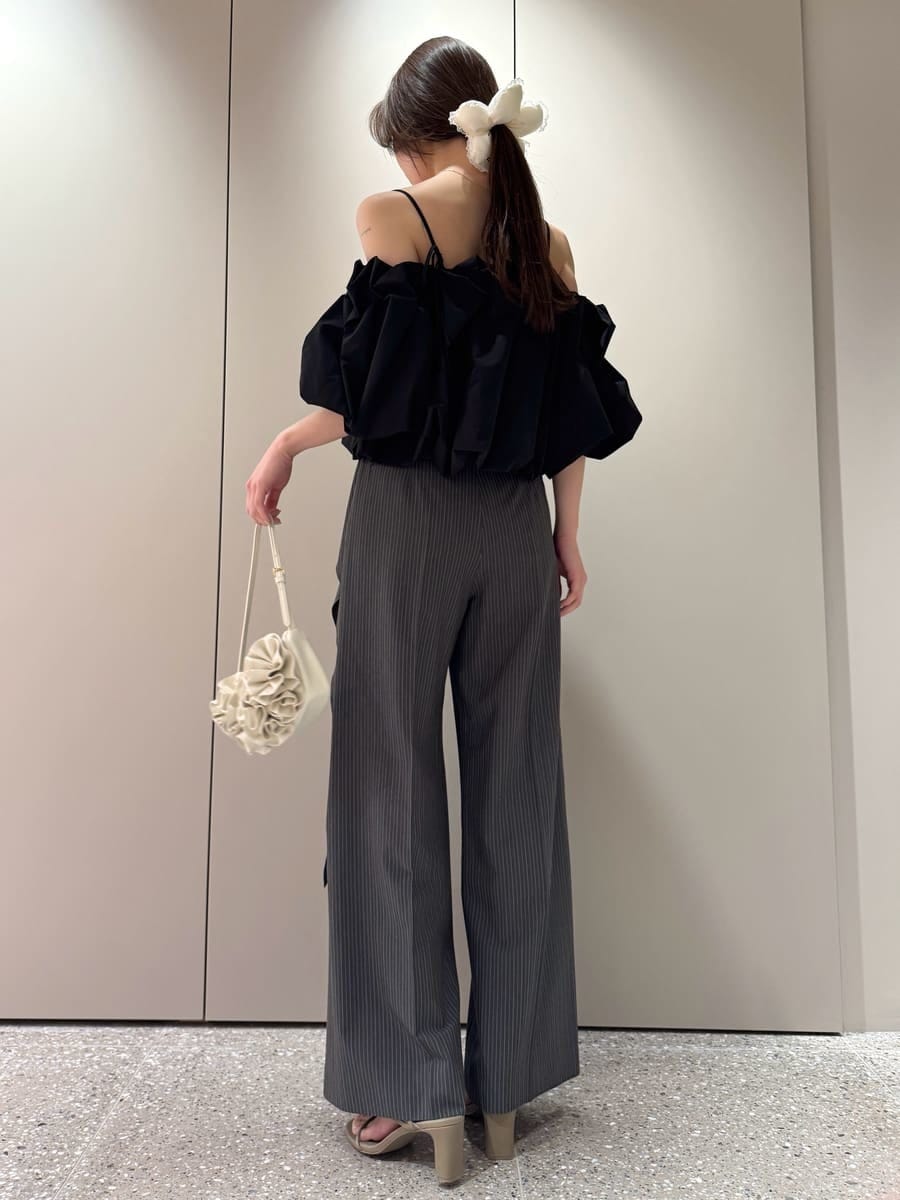 グレー系のその他パンツ、ブラック系のシャツ/ブラウス、ホワイト系のハンドバッグを着用したレディースの春コーディネートの4枚目の写真