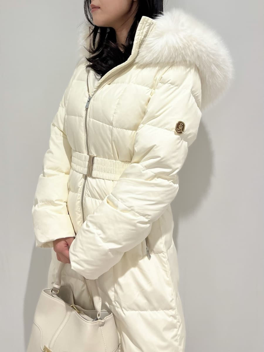 ホワイト系のダウンジャケット/コート、ホワイト系のブーツ、ホワイト系のハンドバッグを着用したレディースの冬コーディネートの5枚目の写真