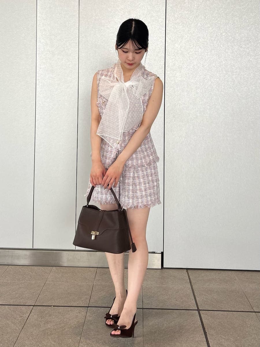 ブラウン系のハンドバッグ、その他のベスト、その他のその他パンツを着用したレディースの夏コーディネートの4枚目の写真