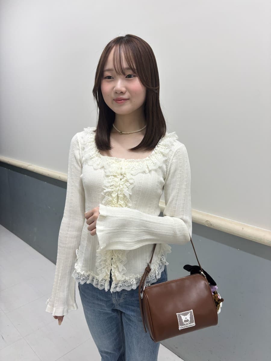 ホワイト系のニット/セーター、ブラウン系のサンダル、ブルー系のデニムパンツを着用したレディースの夏コーディネートの5枚目の写真