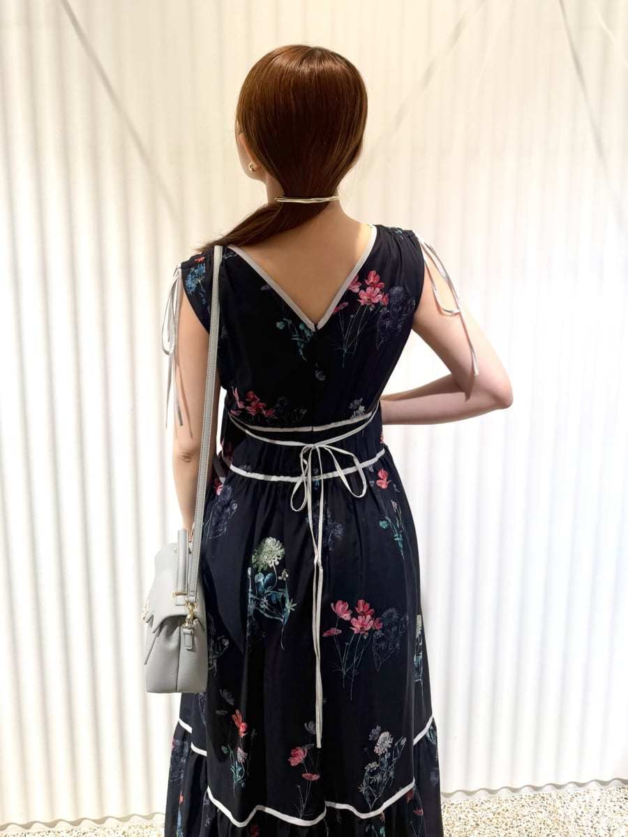 ブルー系のワンピース、ブルー系のショルダーバッグを着用したレディースの夏コーディネートの8枚目の写真