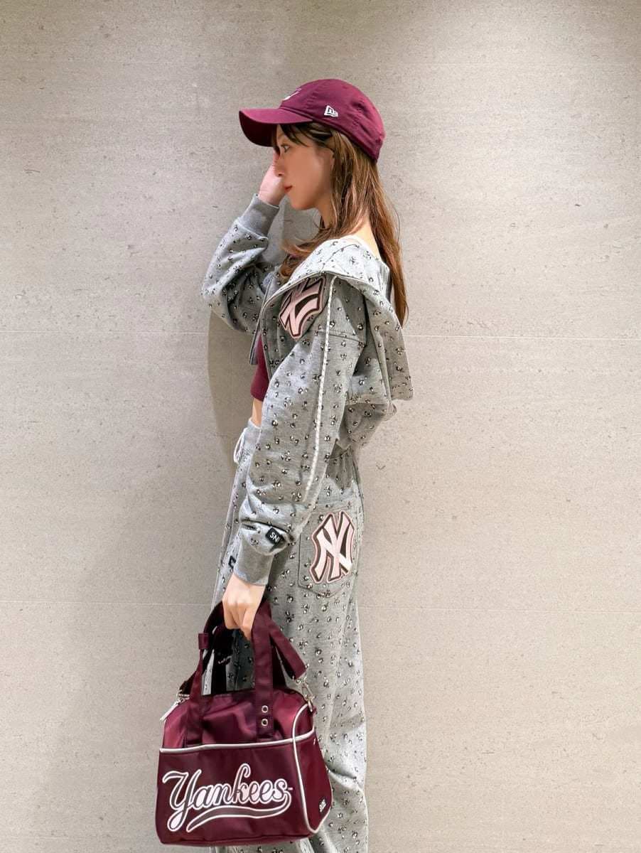 グレー系のその他パンツ、グレー系のパーカー、レッド系のキャミソールを着用したレディースの春コーディネートの4枚目の写真