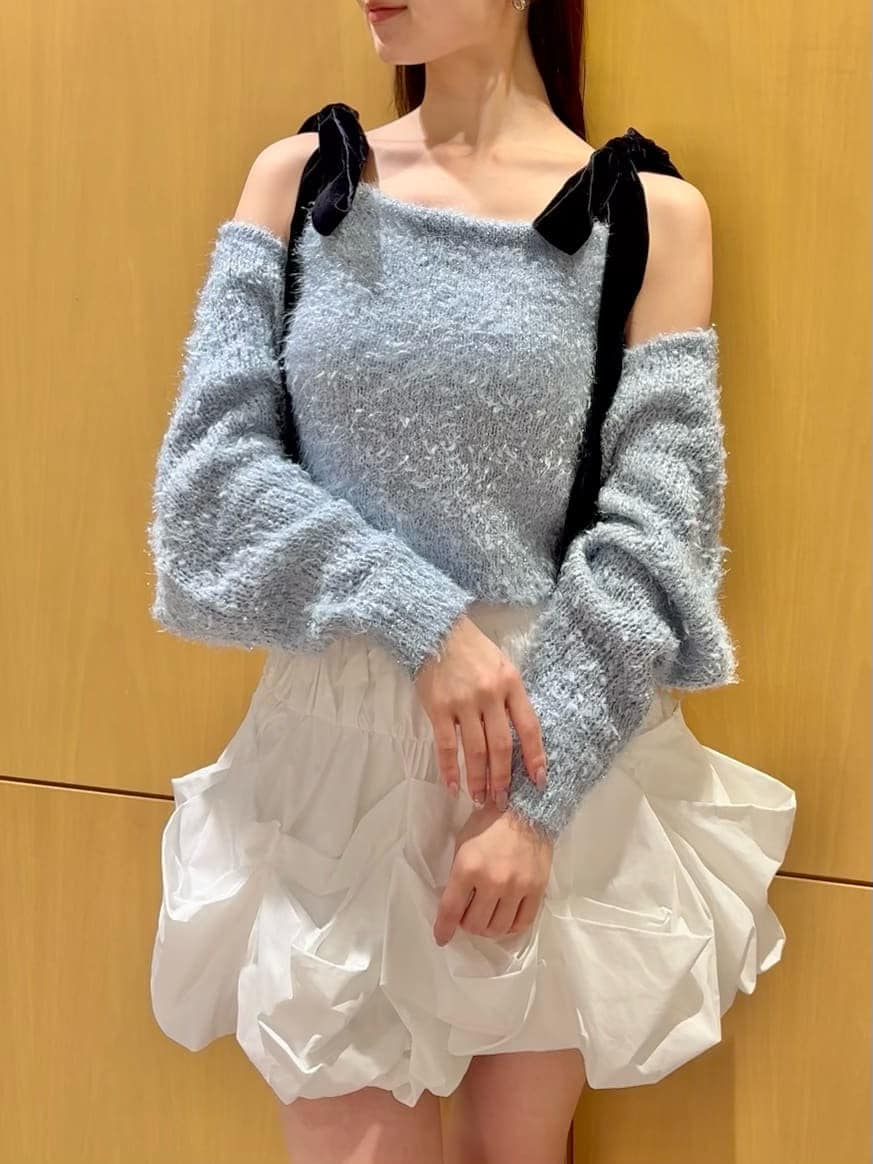 ブラウン系のブーツ、ホワイト系のその他パンツを着用したレディースの冬コーディネートの4枚目の写真