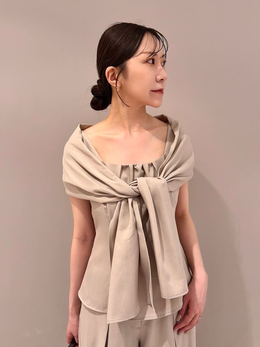 ブラウン系のハンドバッグ、ベージュ系のその他パンツ、ベージュ系のシャツ/ブラウスを着用したレディースの夏コーディネートの4枚目の写真