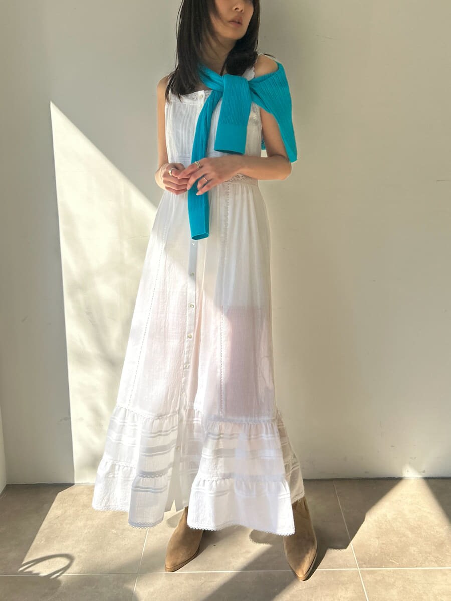 ホワイト系のワンピース、ブルー系のカーディガン/ボレロを着用したレディースの夏コーディネートの2枚目の写真