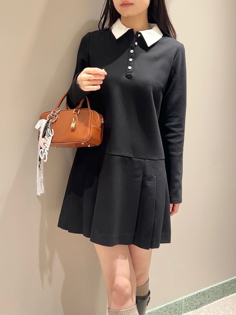 ブラック系のブルゾン、ブラック系のワンピース、ブラウン系のボストンバッグを着用したレディースの秋コーディネートの7枚目の写真