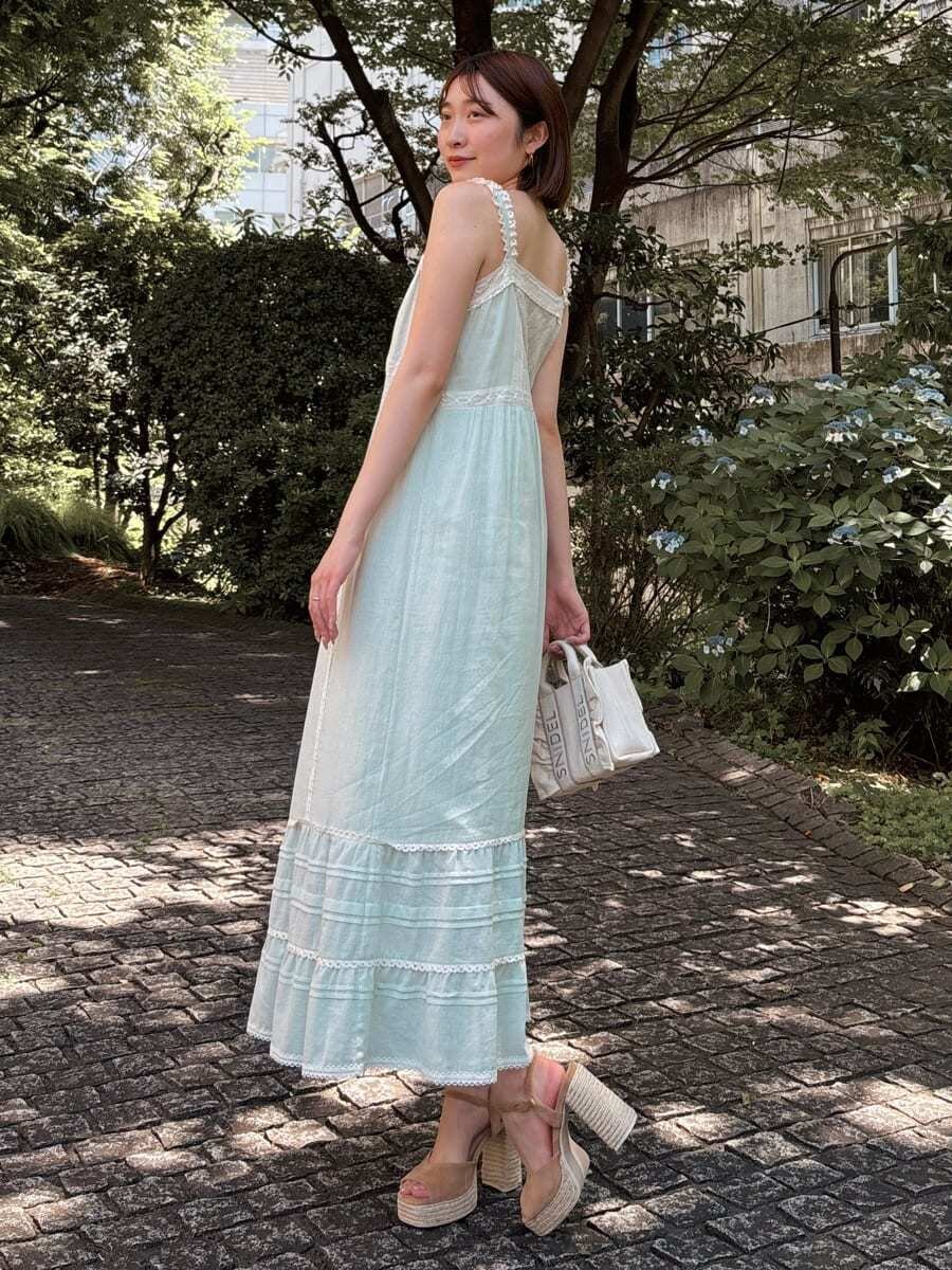 グリーン系のワンピース、ベージュ系のサンダルを着用したレディースの夏コーディネートの3枚目の写真