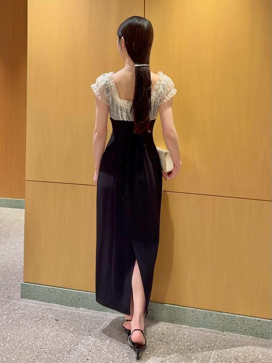 その他のワンピース、ブラック系のパンプス、ホワイト系のショルダーバッグを着用したレディースの春コーディネートの3枚目の写真