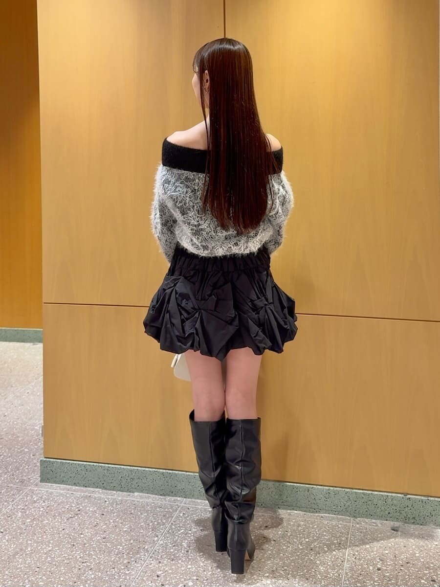 ブラック系のその他パンツ、ホワイト系のハンドバッグ、ブラック系のニット/セーターを着用したレディースの冬コーディネートの4枚目の写真