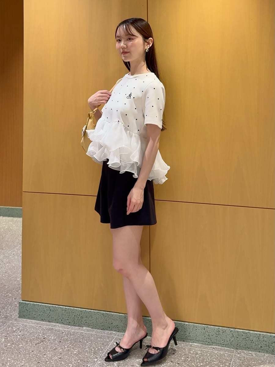 その他のTシャツ/カットソー、ブラック系のその他パンツ、ブラック系のサンダルを着用したレディースの夏コーディネートの3枚目の写真