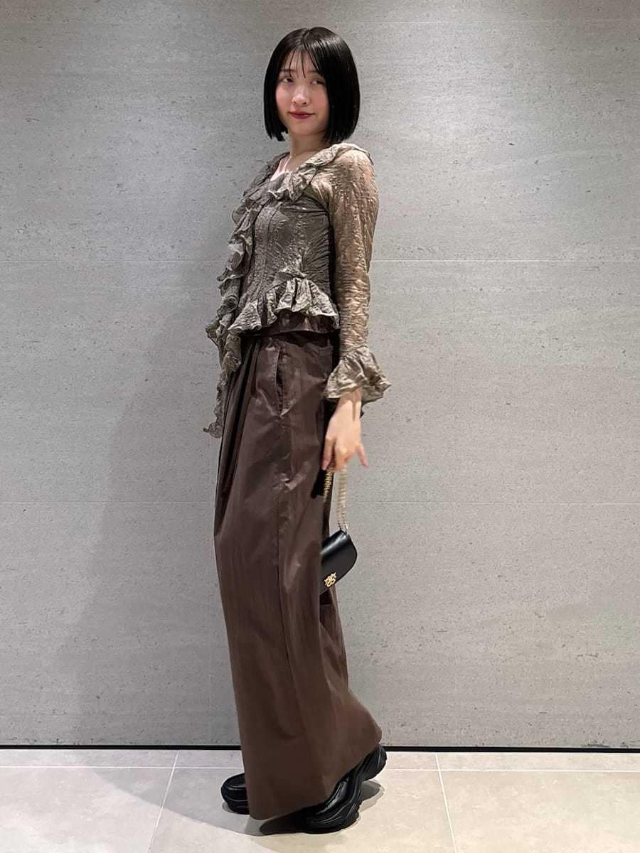 ブラウン系のその他パンツ、グリーン系のTシャツ/カットソー、ブラック系のショルダーバッグを着用したレディースの冬コーディネートの3枚目の写真