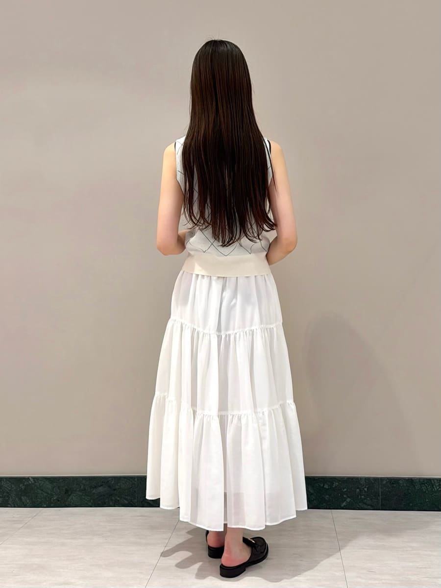 ホワイト系のワンピース、ブラウン系のボストンバッグを着用したレディースの夏コーディネートの2枚目の写真