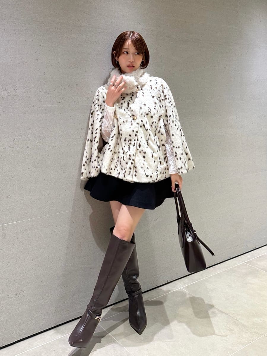 その他のチェスターコート、ブラック系のその他パンツ、ホワイト系のTシャツ/カットソーを着用したレディースの秋コーディネートの8枚目の写真