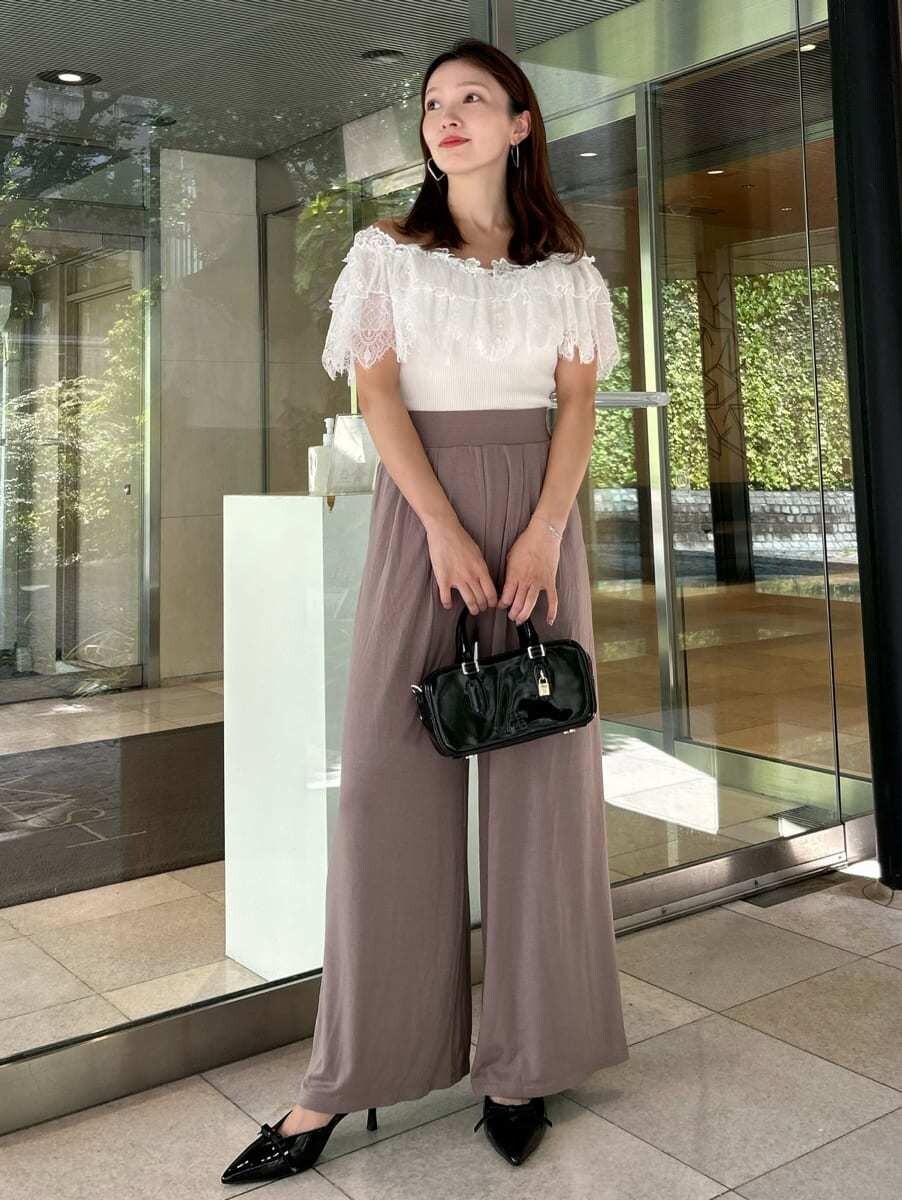 ホワイト系のニット/セーター、ブラック系のボストンバッグを着用したレディースの秋コーディネートの3枚目の写真