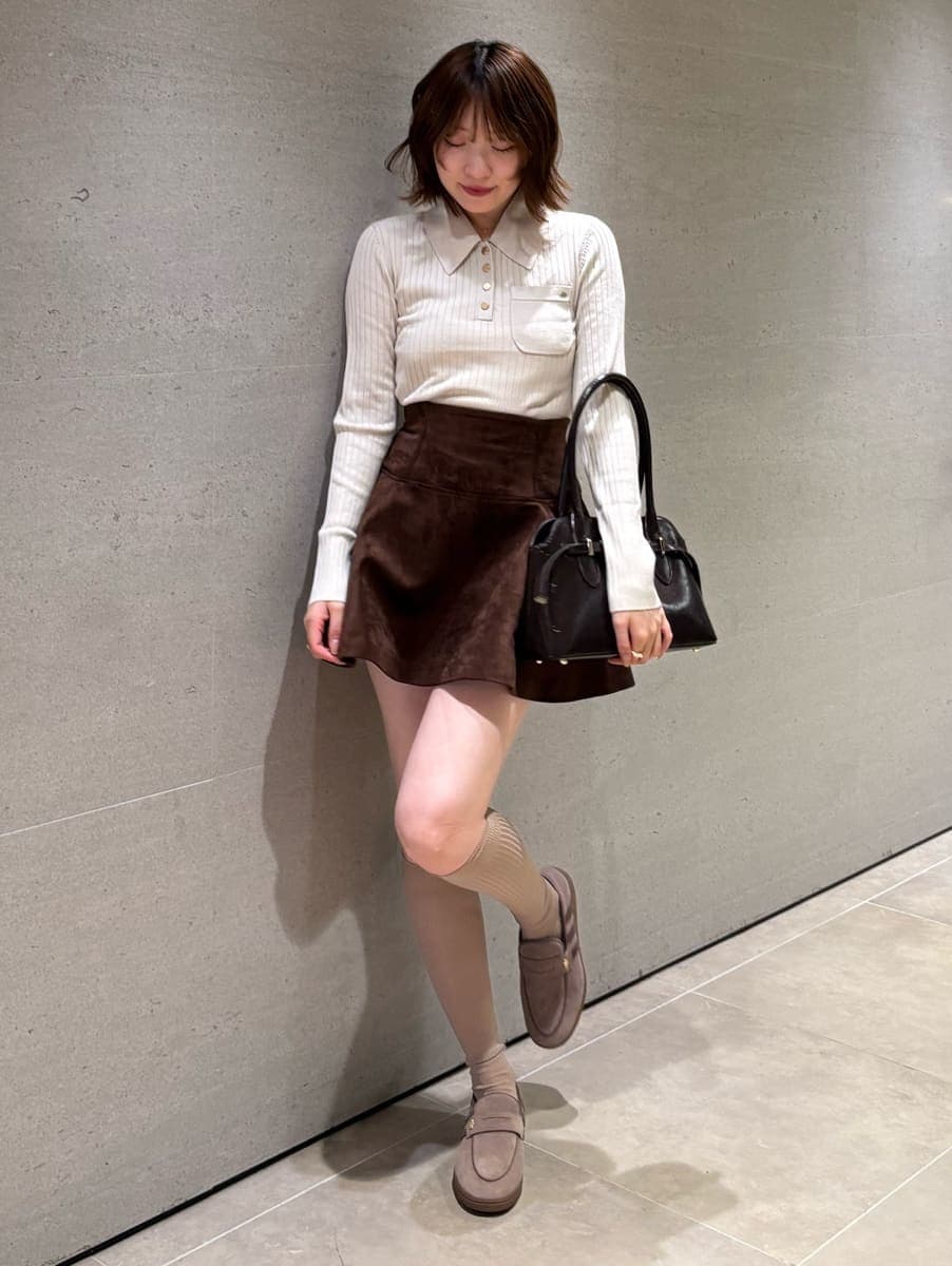 ブラウン系のその他パンツ、ベージュ系のポロシャツ、ブラック系のボストンバッグを着用したレディースの秋コーディネートの4枚目の写真