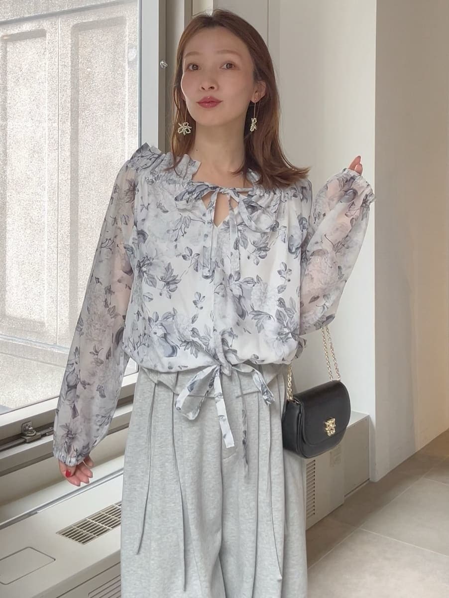 グレー系のその他パンツ、ホワイト系のシャツ/ブラウス、ブラック系のショルダーバッグを着用したレディースの冬コーディネートの3枚目の写真